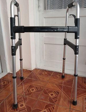 Cadru de mers pliabil pasitor reglabil pe inaltime din aluminiu