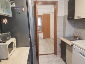 Apartament trei camere, semidecomandat, etaj patru, compartimentare frumoasa, liber, zona Mioritei - imagine 2