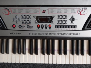 Vând orga cu 36 clape albe și 25 clape negre.