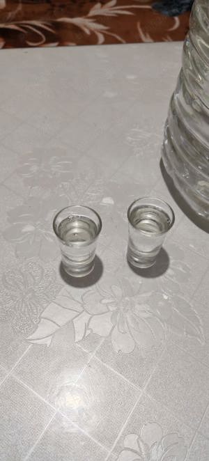 Vand rachiu din  vin de struguri 