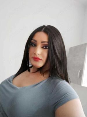 Transexuală cu forme Rubinoase cur Brazilianca fac și Sow Web