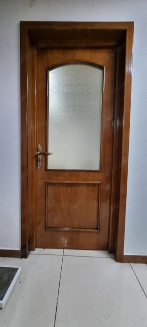 Uși din Lemn de Brad Elegante și Funcționale