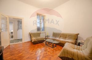 Apartament cu 3 camere de vânzare în zona Sinaia