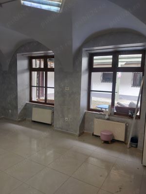 Inchiriez spatiu comercial cca 45 mp ultracentral in Sibiu pe Balcescu in curte cu vad f bun 660 E.  - imagine 5