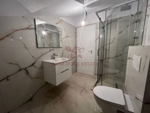 Apartament de Vânzare - Mansardă Înaltă, 56 mp, 2 Locuri de Parcare.