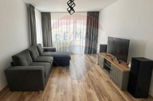 Apartament cu 3 camere de vânzare în zona Tractorul