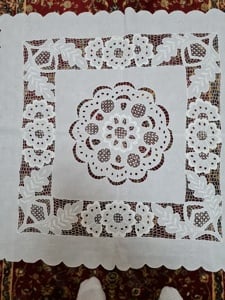 fata de masa alba cu broderie sparta