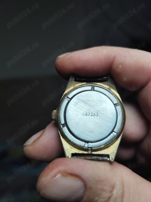 Ceas Raketa mecanic cu dată în stare de funcționare.