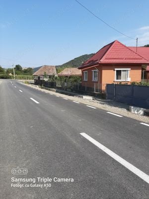 vand casa cu 3 camere , baie , bucatarie , suprafata totala 38 arii , intravilan