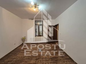 Apartament cu 2 camere la curte comuna, centrala termica, boxa de 50mp