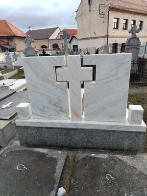 Executam lucrări la cimitir  - imagine 2