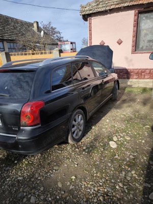 Vând  Toyota avensis 2000 euro an 2009 cu motor de 2.2 S-au la schimb cu diferite.