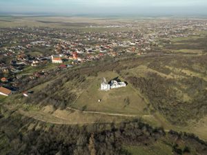 Castel cu vedere panoramică pe dealul Șiriei - imagine 14