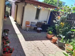 vand casa cu 4 camere si spatiu comercial la strada si o garsoniera in curte - imagine 19