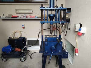 Vand masina de injectat plastic semiautomata ,moara tocat plastic; matrite pt cale tip Rehau etc