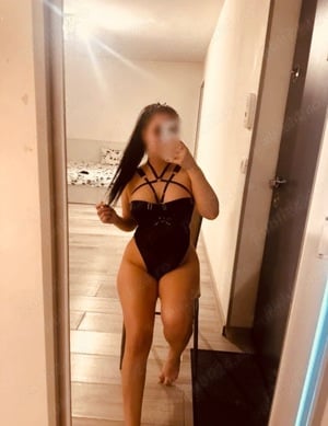 Andreea brunetă micuță și jucăușă la tine la mine sau la hotel  - imagine 1