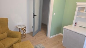 Inchiriez apartament cu 4 camere decomandat cu GARAJ, loc de parcare in fata garajului si boxa  - imagine 2