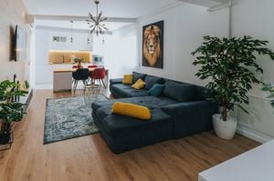 3 camere, ultracentral, Oradea. 750 Euro/lună + TVA (neg). Comision 0 - imagine 3