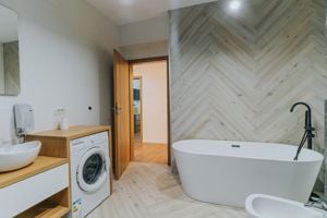 3 camere, ultracentral, Oradea. 750 Euro/lună + TVA (neg). Comision 0 - imagine 18