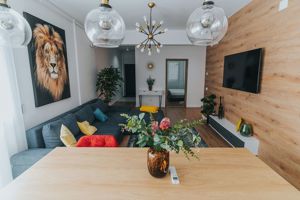 3 camere, ultracentral, Oradea. 750 Euro/lună + TVA (neg). Comision 0 - imagine 6