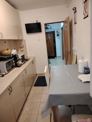 Vand apartament 3 camere, cu gaze zona Far - Abator, pret negociabil.