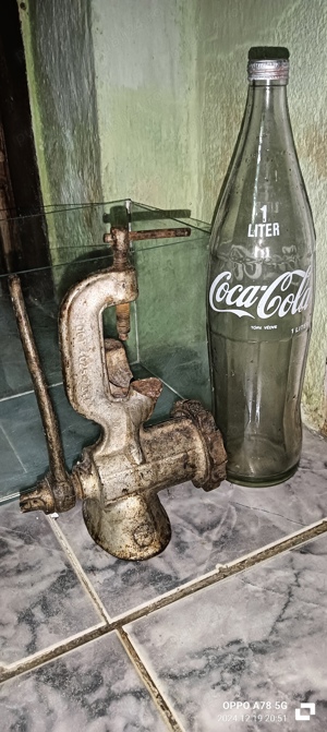 tocător de carne vechitură si sticla coca cola 