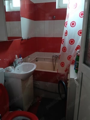 Închiriez apartament regim hotelier.