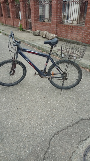 vând bicicleta este velors roți de 26 