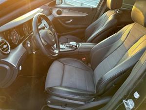 Vand Mercedes-Benz E 200 diesel 2018 140k km, lumini ambientale, culoare verde cameleon - imagine 4