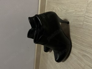 Ghetuța din piele neagră cu toc