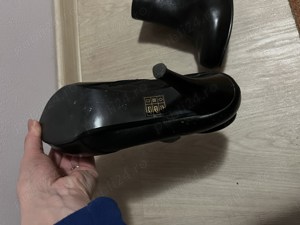 Ghetuța din piele neagră cu toc - imagine 3