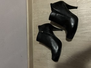 Ghetuța din piele neagră cu toc - imagine 4