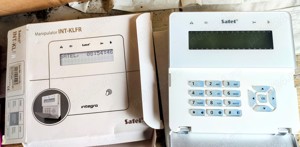 Vând tastatură LCD Satel Integra