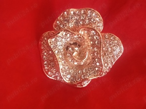 Vând inel cu pietre Swarovski 