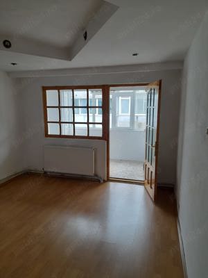 Apartament trei camere, decomandat, spatios, balcon inchis, liber, bloc mai nou, ultracentral 