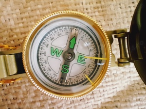 Busolă de indicație și de marș cu rulment și telemetru