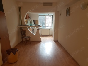 Apartament trei camere decomandat, etaj unu din patru, bloc deosebit, mobilat, doua balcoane inchise - imagine 7