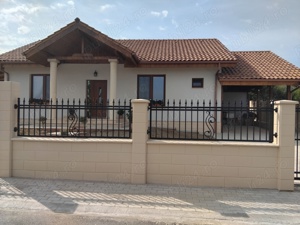 Poducător de piatră decorativă  și amenajări exterioare. 