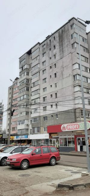 Apartament trei camere, decomandat, etaj noua, doua balcoane inchise, baie cu geam, zona Zimbru