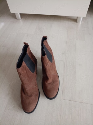 Vând botine dama de la H&M,noi,piele întoarsă, mărimea 40, produs de calitate.