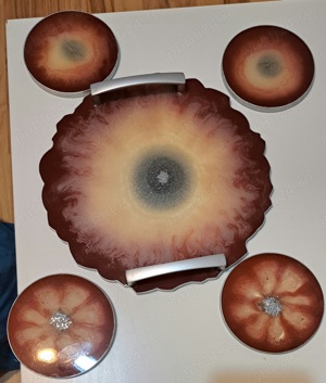 Set, suport de cesti de cafea și ibric din rășină, lucrate manual.