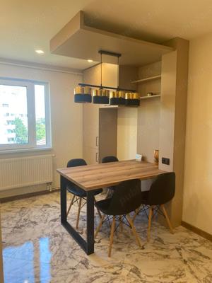 Inchiriez apartament cu 3 camere, decomandat (+ garaj), zona Spitalul Judetean - imagine 2