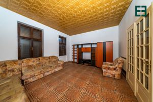 Apartament la casă cu 4 camere în zonă centrală