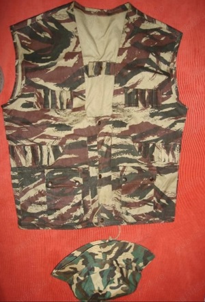 Vesta si palarie camuflaj