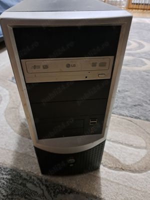 Desktop cu monitor,tastatură și mouse.