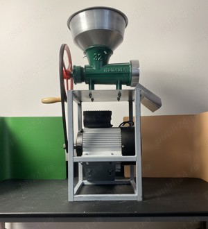 Moara de Tocat Carne Automata cu Motor Electric   Putere si Eficienta pentru Gospodaria Ta