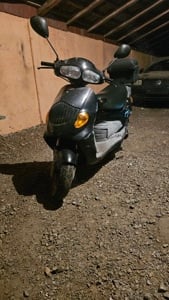 Vând scuter Daelim de 50 cc.Dețin acte la el!! - imagine 2