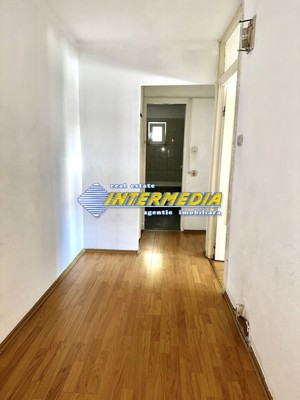 Apartament 3 camere 68 mp decomandat etaj 1 de vanzare in Cetate zona Mercur  - imagine 20