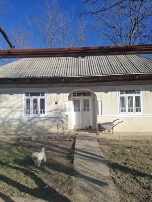 Casa de vanzare , suprafata de teren 3600mp . Casa  batraneasca locuibila,  compusa din 3 camere , s