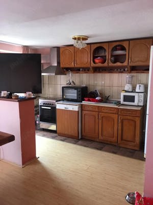 Apartament cu trei camere, zona centrală și liniștită, la vila 